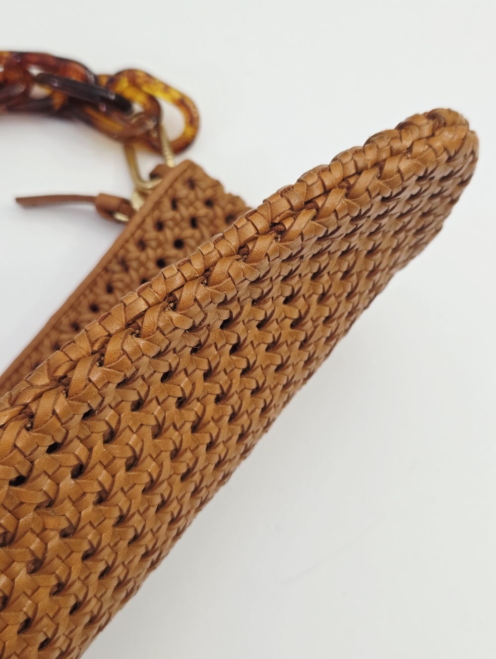 CLARE V FLAT CLUTCH BAG WITH TABS - TAN RATTAN LEATHER + TORTOISE RESIN SHORTIE - Picture 10 of 11